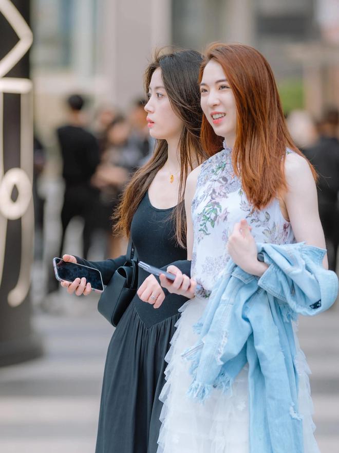 黑鞋白裙白鞋高端穿搭的极简风格凯发携手马竞赛事简约至上！黑裙