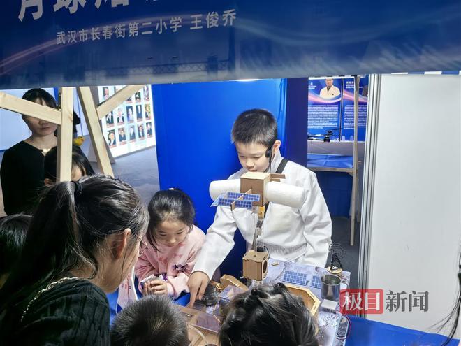 力！这场万众创新主题展亮点纷呈K8凯发国际近距离感受科技魅(图1)