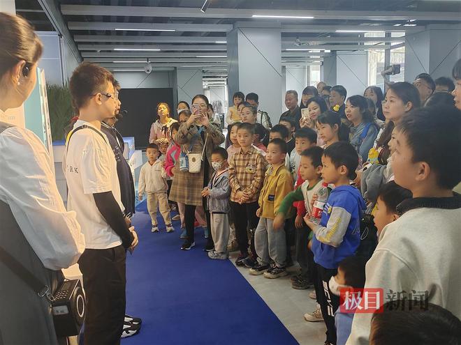 力！这场万众创新主题展亮点纷呈K8凯发国际近距离感受科技魅(图2)