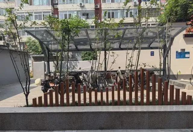 私搭乱建居民想提升小区环境的愿望实现了AG旗舰赞助马竞联赛拆除700平方米(图1)